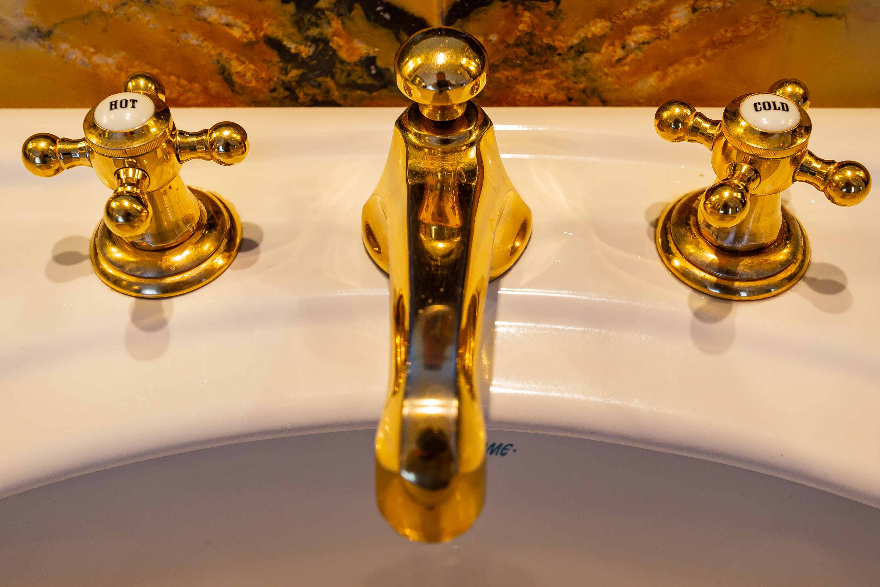 Goldene Wasserhähne